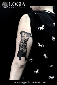 tatuaje-brazo-paisaje-logia-barcelona-dasly    